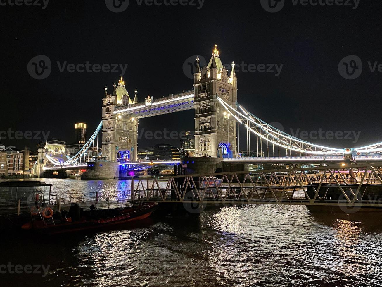uma vista da ponte da torre à noite foto