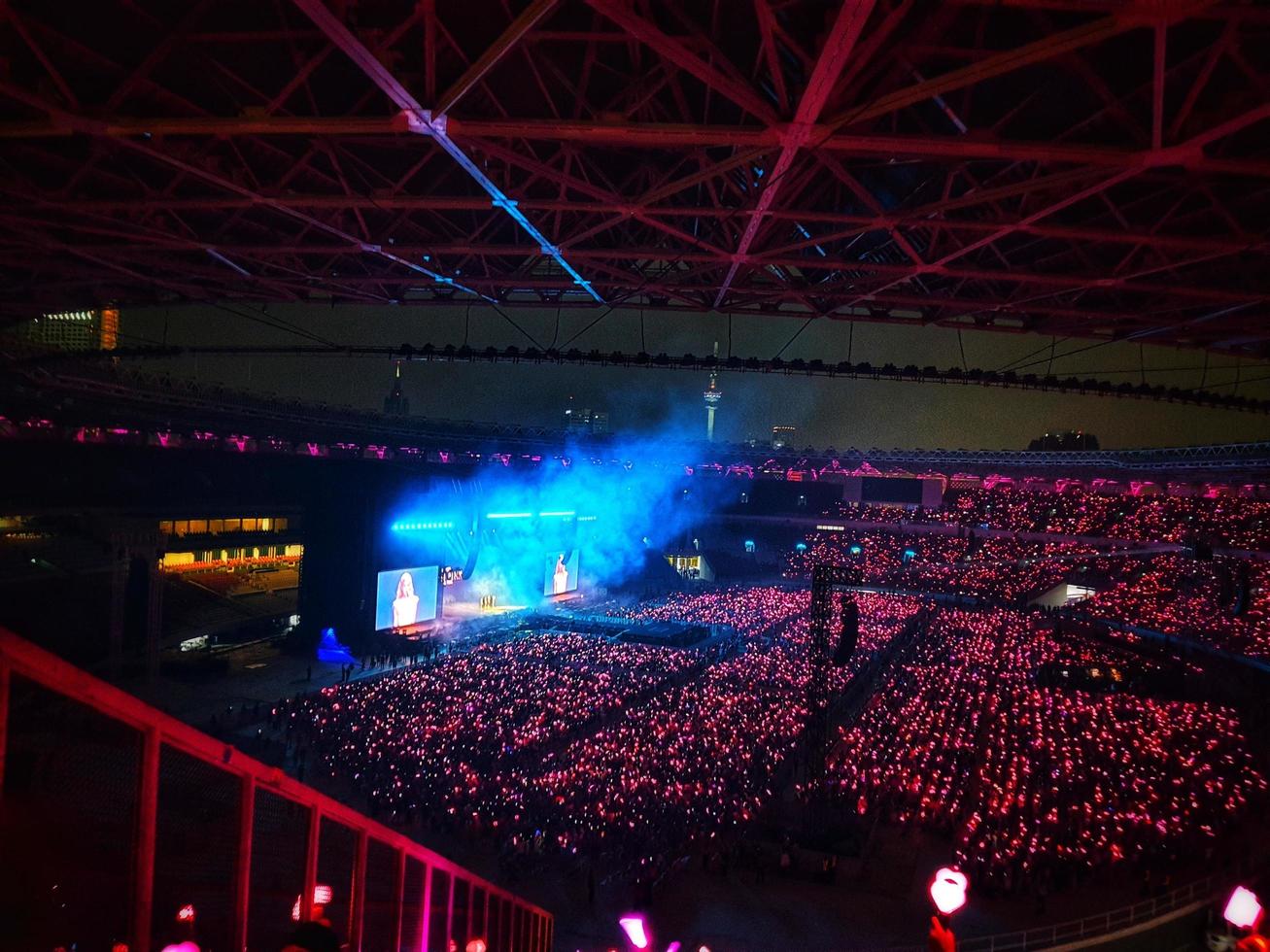 Jacarta, Indonésia em marcha 2023. a atmosfera do do blackpink show dentro Jacarta, nascermos dentro Rosa mundo Tour foto