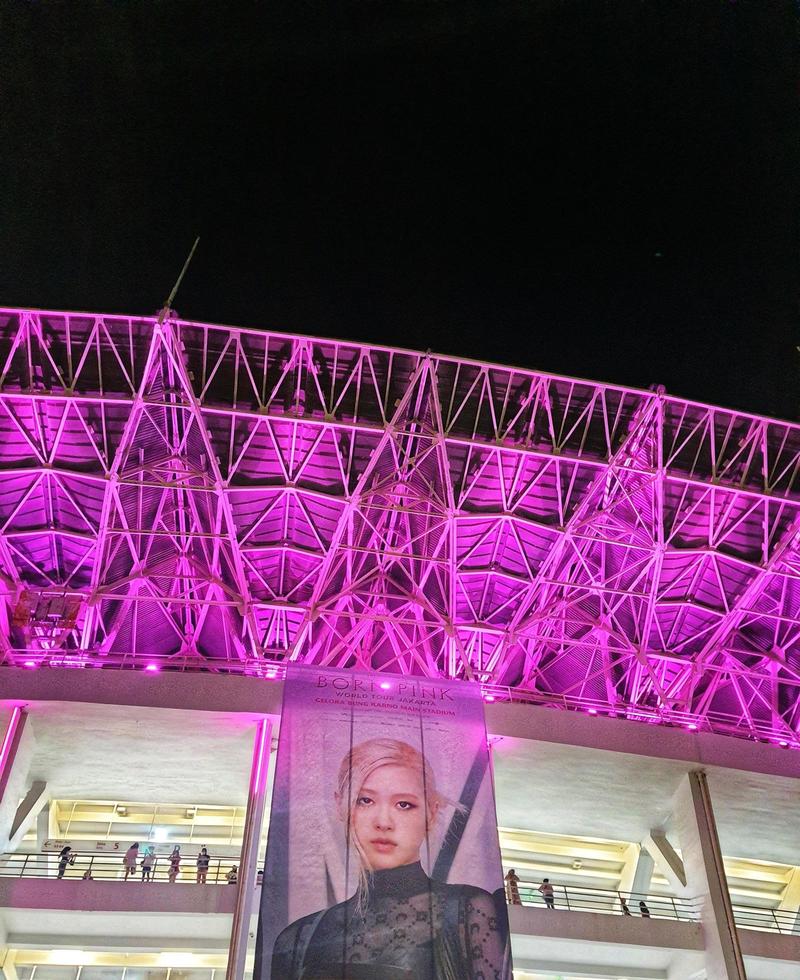 Jacarta, Indonésia em marcha 2023. a atmosfera do do blackpink show dentro Jacarta, nascermos dentro Rosa mundo Tour foto