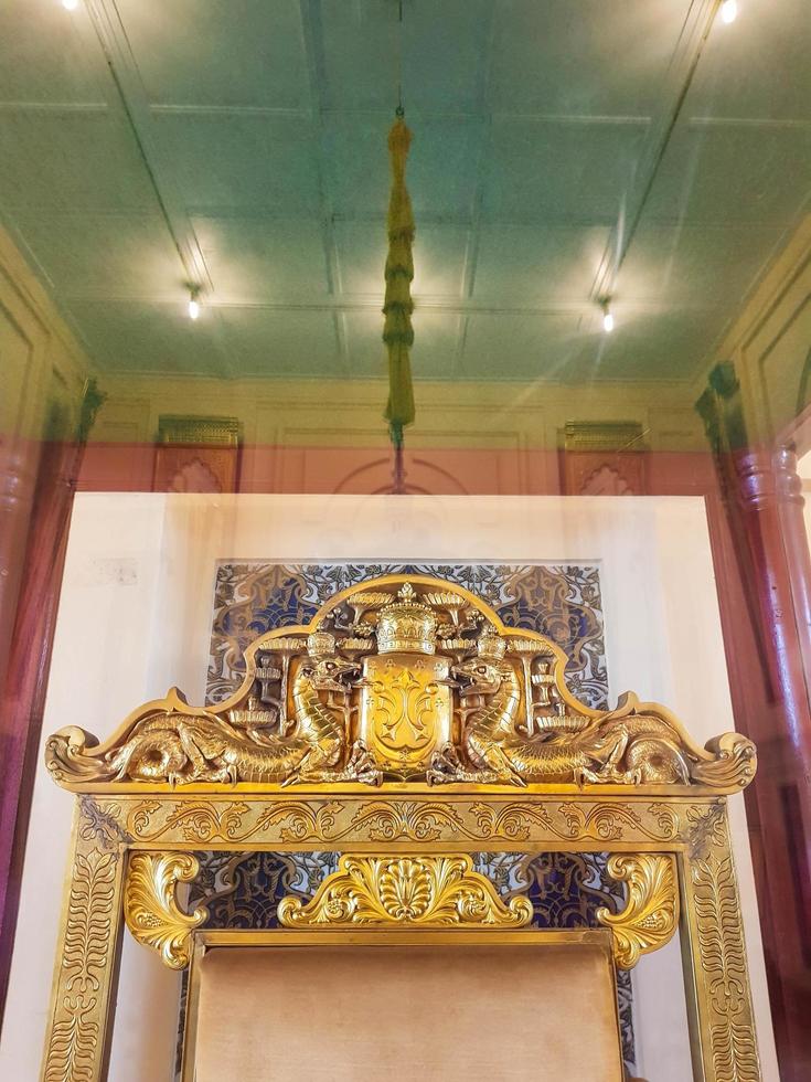 esculturas típica do siak, riau. com Está distintivo ornamentação e ouro cor, foto
