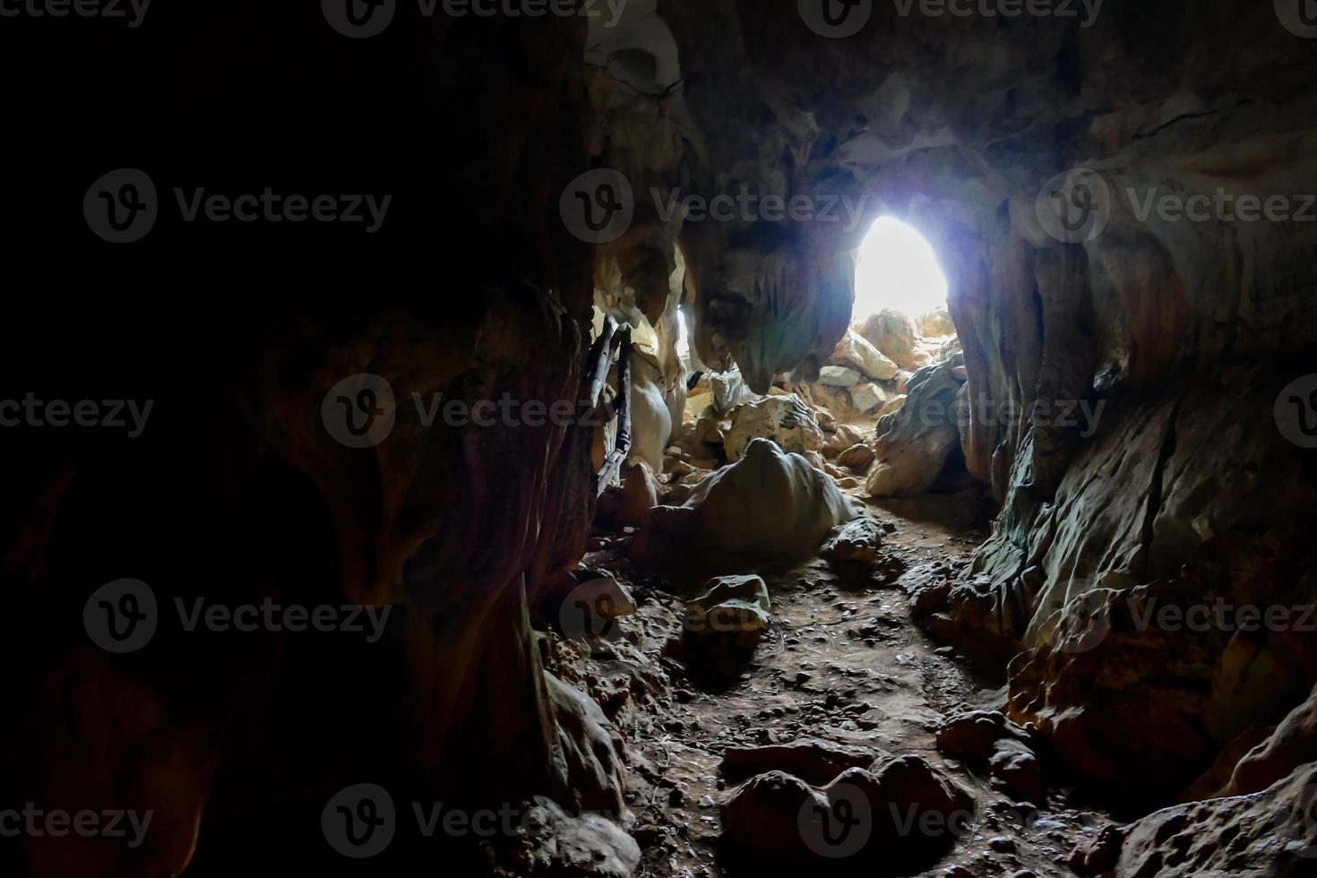 dentro uma caverna foto