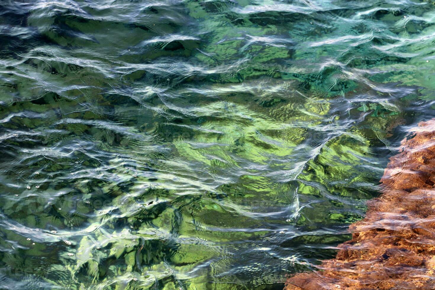 a cor do mar água em a Mediterrâneo costa. foto