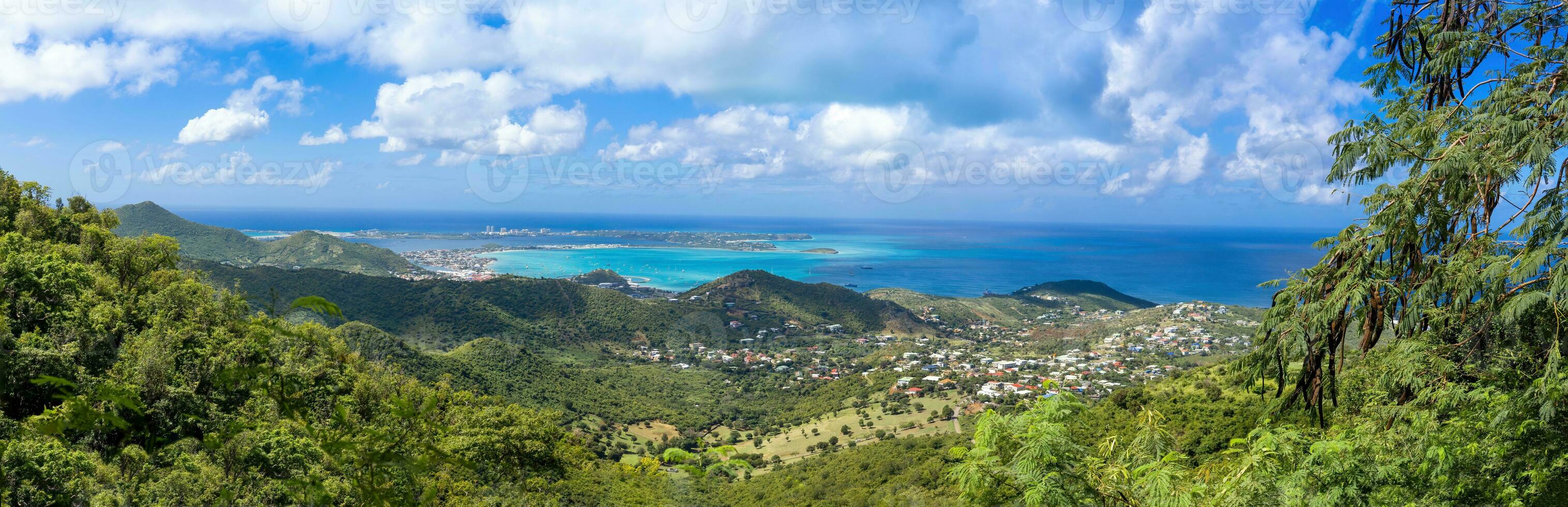 caribe cruzeiro férias, panorâmico Horizonte do santo Martin ilha a partir de foto paraíso tenha cuidado