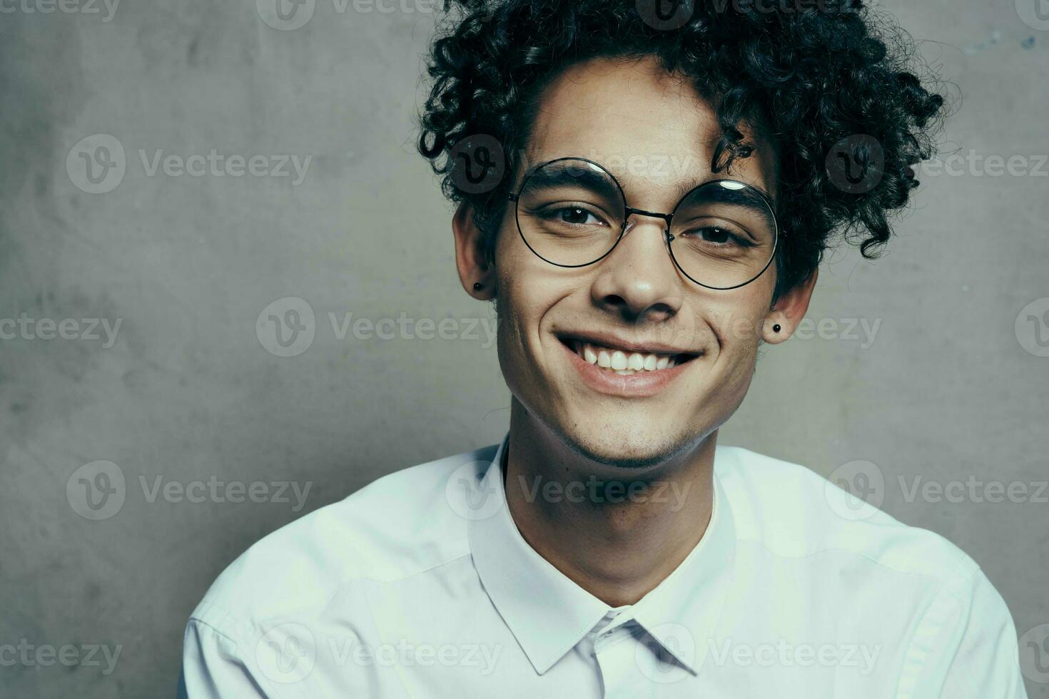 bonito homem com óculos encaracolado cabelo moda auto confiança foto