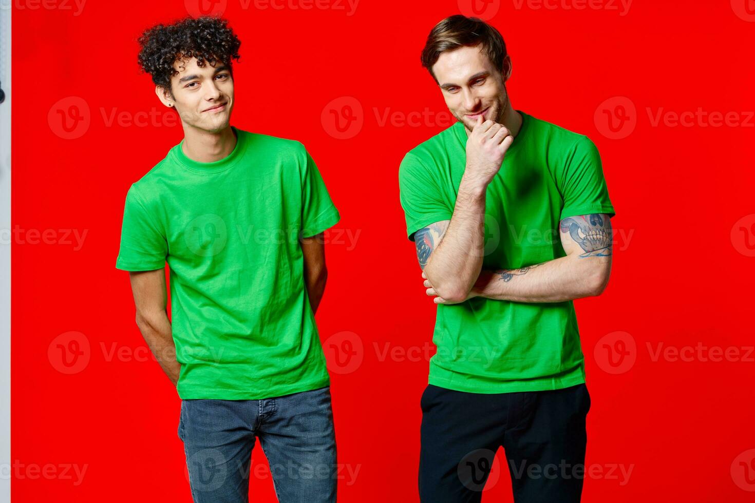 dois homens dentro verde Camisetas estão em pé Próximo para amizade foto