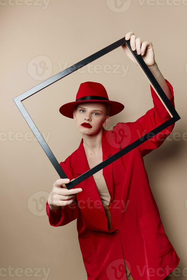 mulher com de madeira quadro, Armação posando vermelho terno estilo de vida posando foto