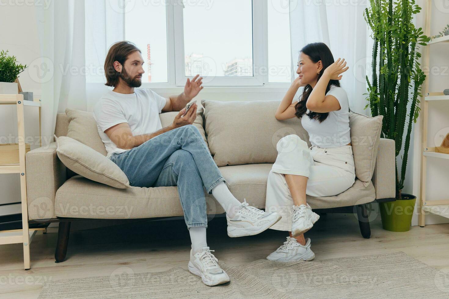 jovem casal marido e esposa luta e grito às cada de outros Porque do desentendimentos dentro a família, psicopata emocional instável Estado dentro a família, do casal divórcio foto