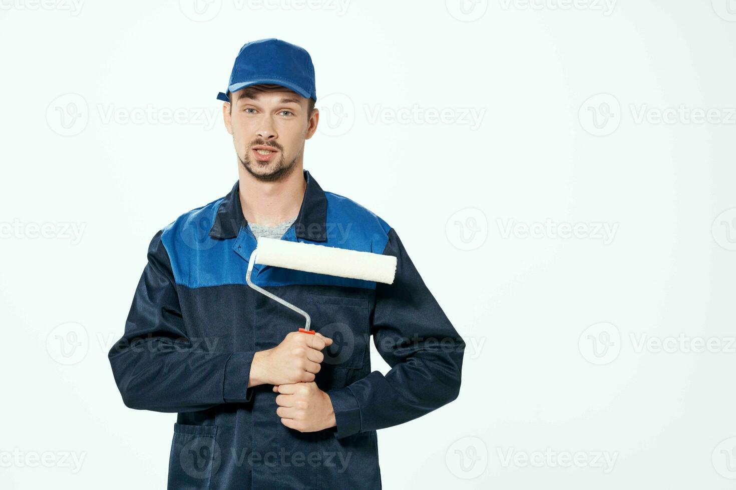 homem dentro trabalhando uniforme reparar decoração trabalhos pintor foto