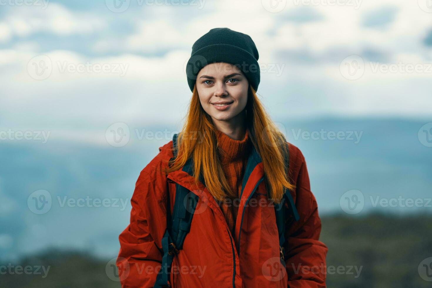 retrato do uma viajante dentro a montanhas dentro natureza Rocha panorama nuvens céu modelo foto