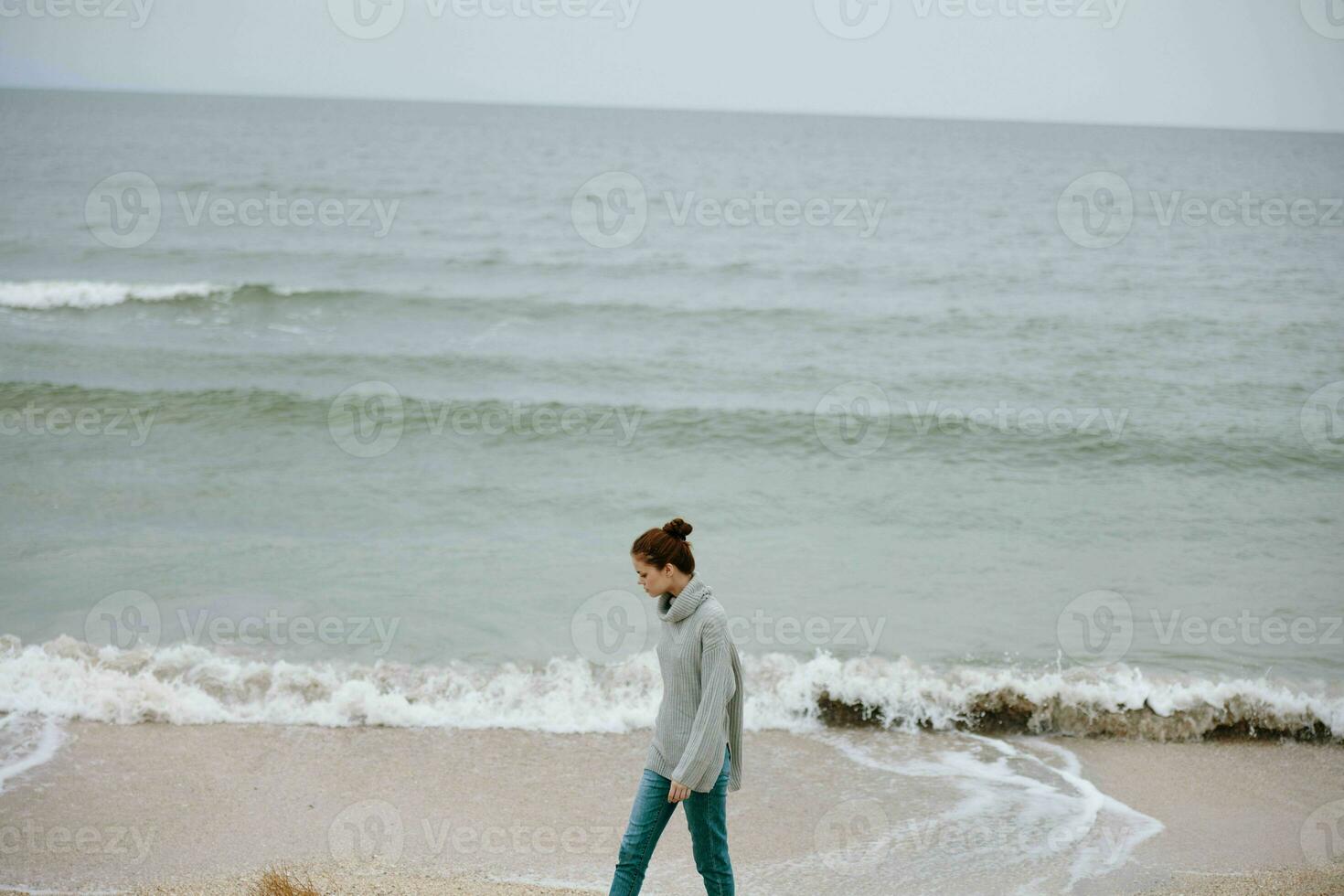 lindo mulher nublado clima de a mar viagem fresco ar inalterado foto