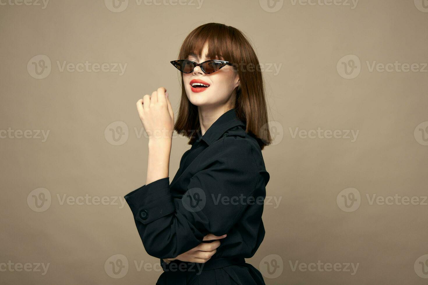 lindo mulher à moda roupas elegante estilo posando estúdio cortada foto