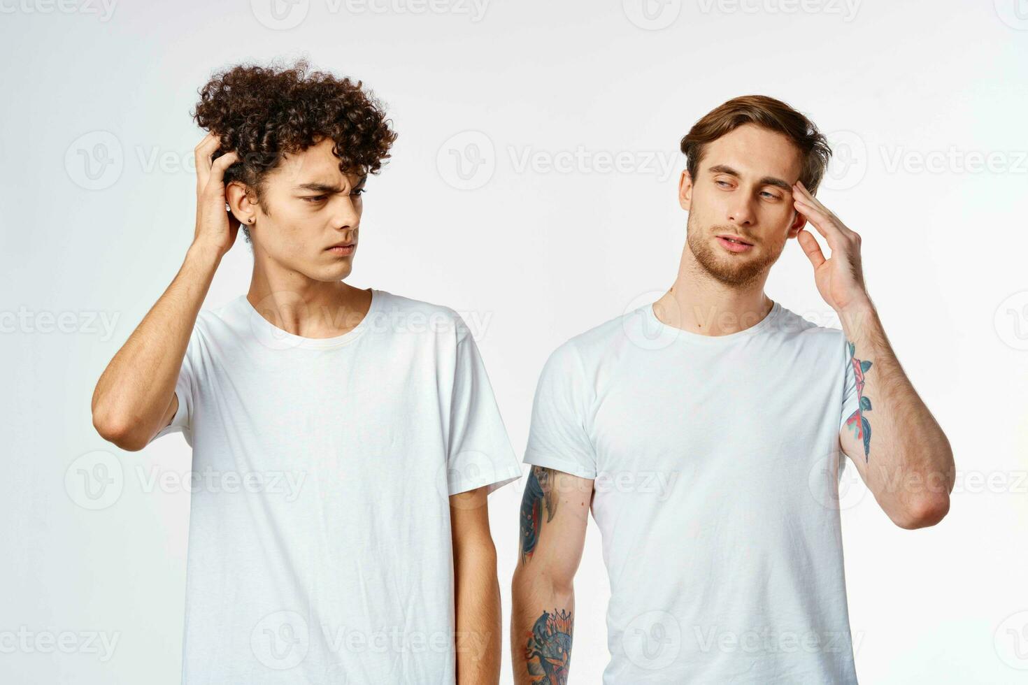 dois amigos dentro branco Camisetas juntos estilo de vida emoções Diversão foto