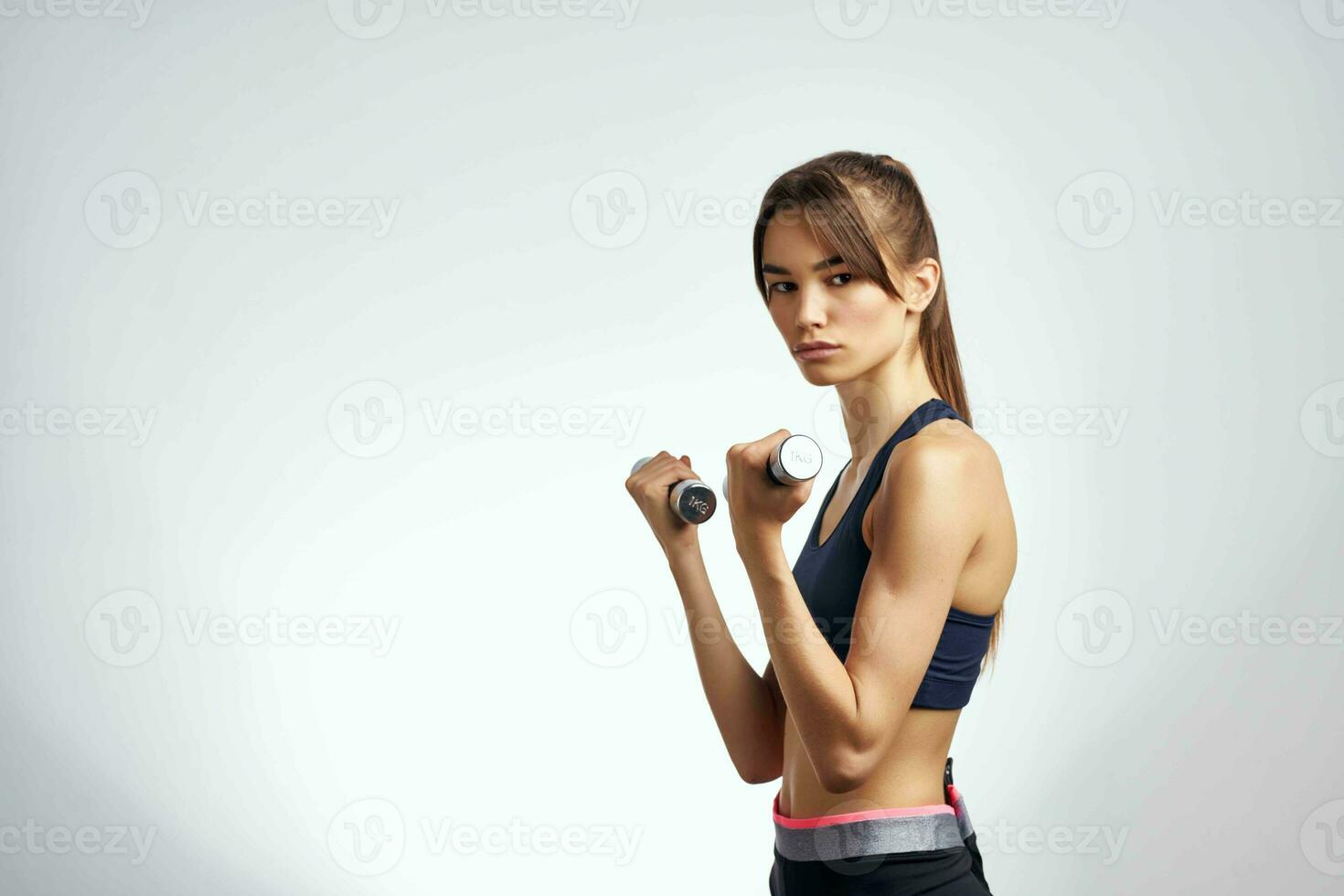 mulher segurando halteres força exercícios ginástica músculos foto