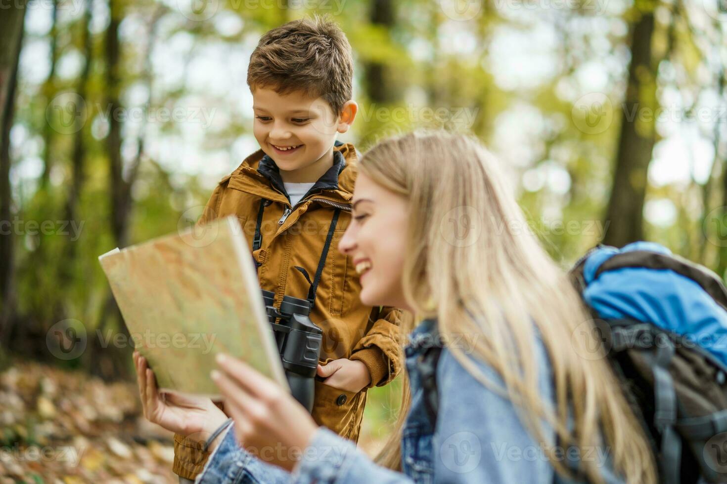 mãe e filho caminhada dentro a floresta foto