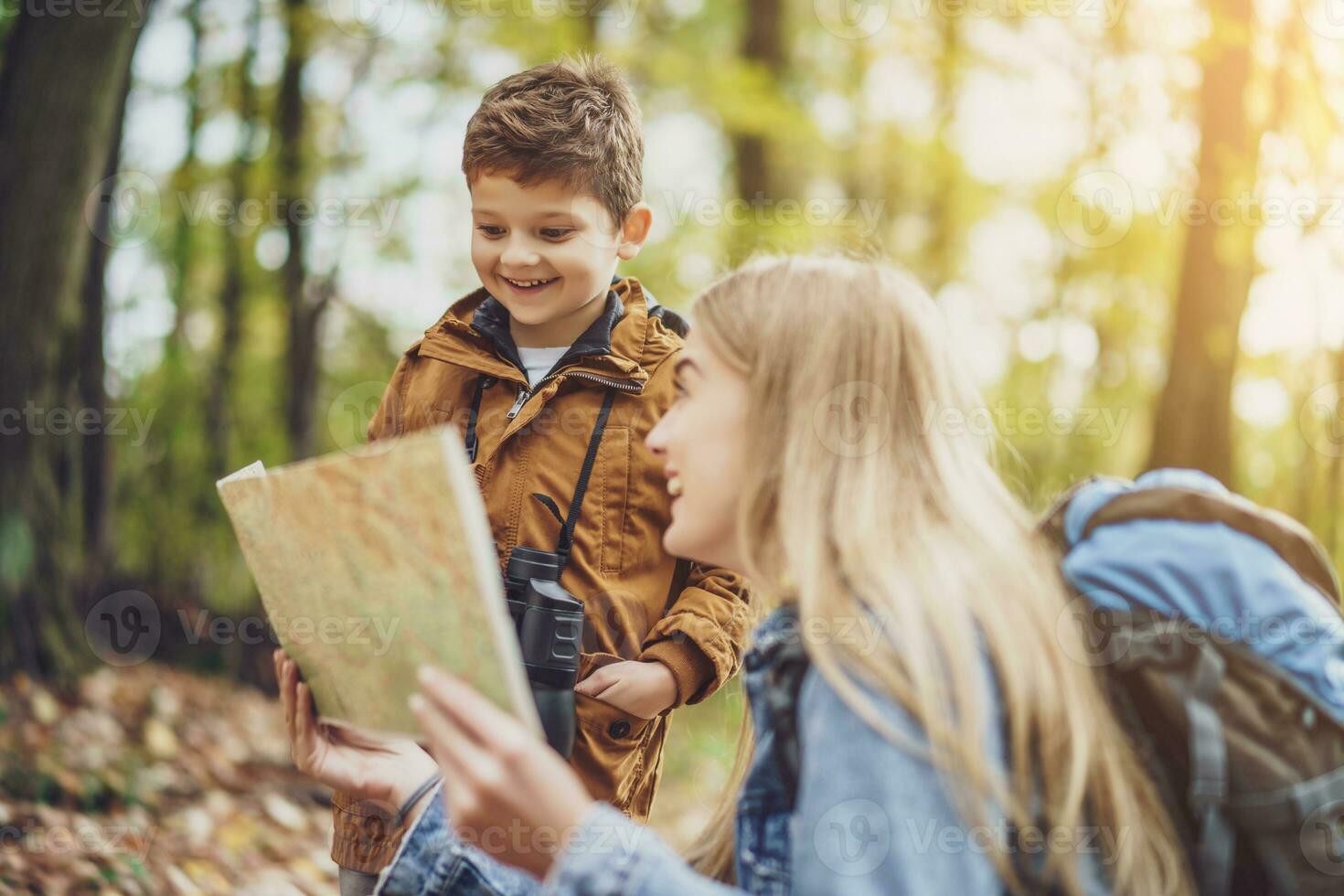 mãe e filho caminhada dentro a floresta foto