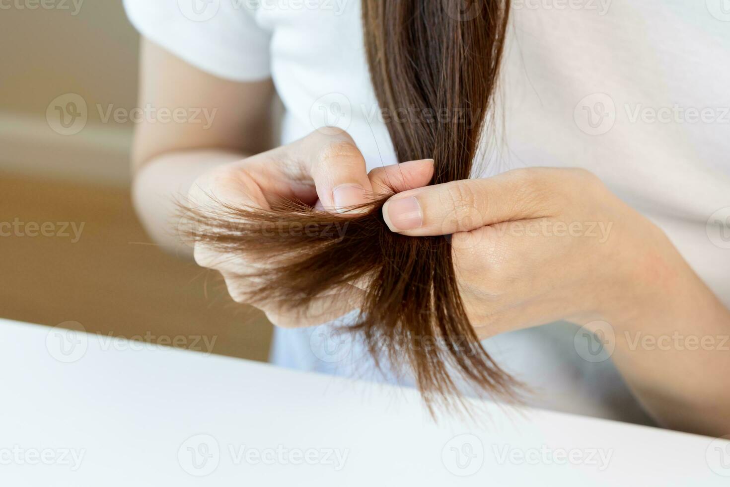 estragado cabelo, frustrado ásia jovem mulher, menina mão dentro segurando divisão termina, bagunçado não escovado seco cabelo com face choque, grandes desgrenhado cabelo, saúde Cuidado do beleza. retrato isolado em fundo. foto