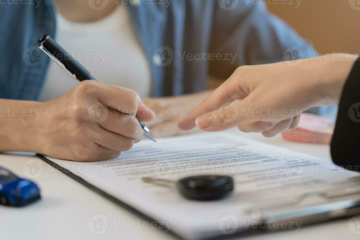 o negócio carro aluguel companhia serviço, mão do agente revendedor é apontando para compra contrato do inquilino para placa assinatura em documento, Novo proprietário depois de assinado aluguel , veículo vendas acordo. foto