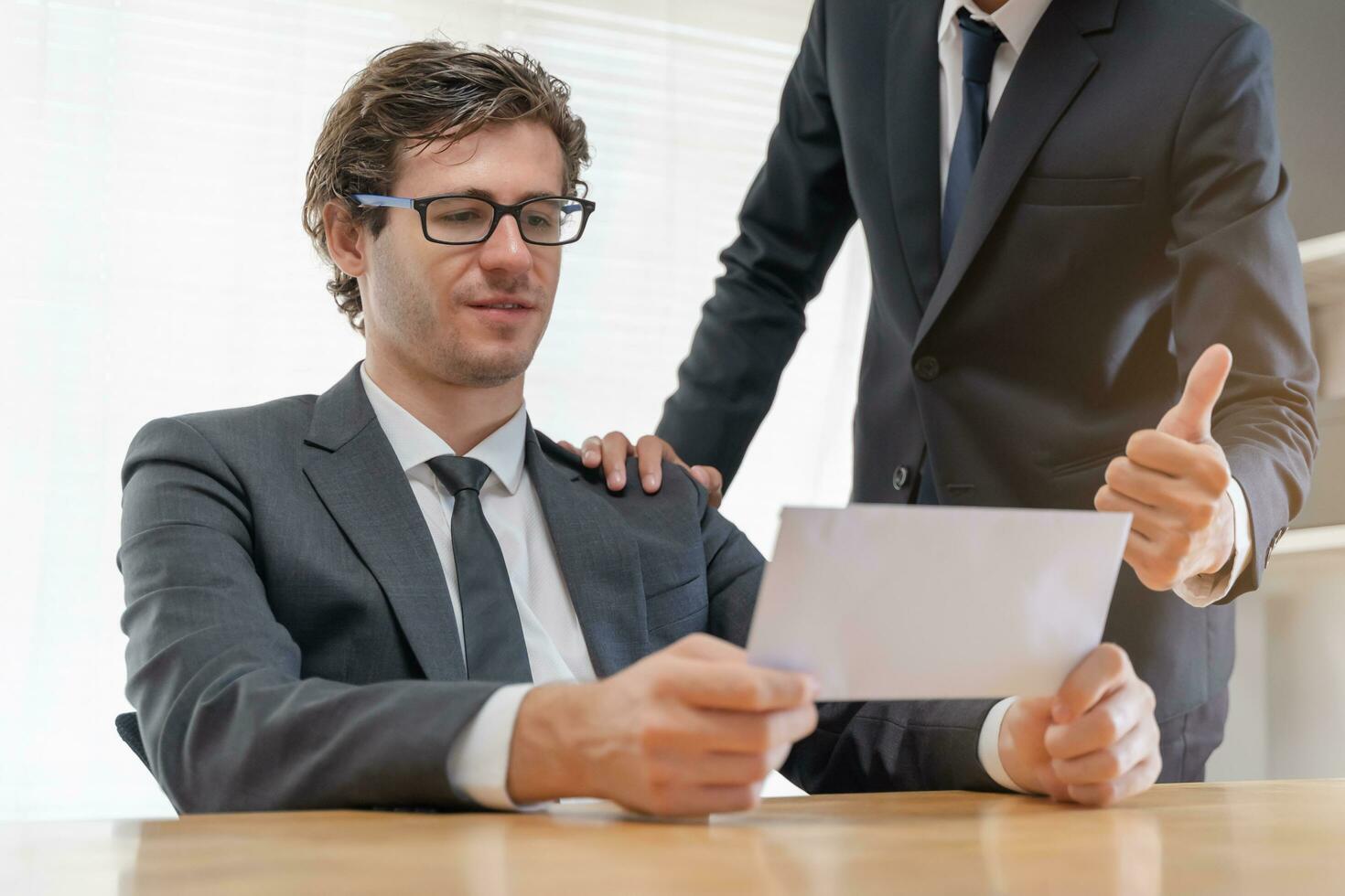 parabenizando, confiança dois colega ásia homem de negocios, masculino encorajar funcionários para feito excelente trabalhar. patrão mostrando polegares acima para Faz muito Boa trabalho. Liderança do equipe apoiar. Confiar em do Supervisor. foto