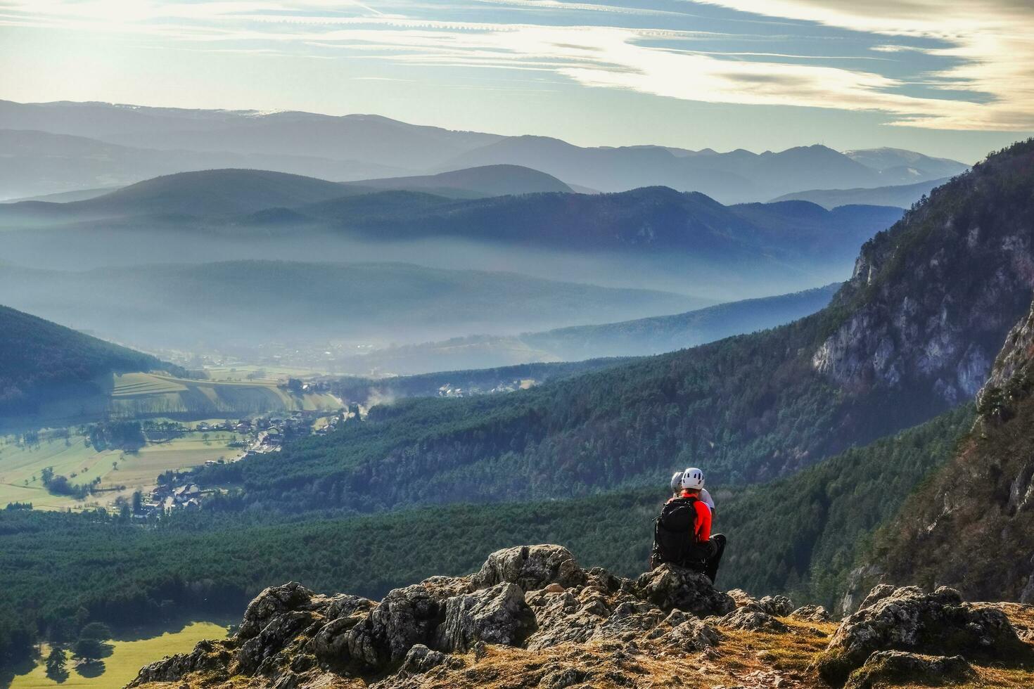 dois colorida alpinista sentado em uma Rocha depois de a Tour foto