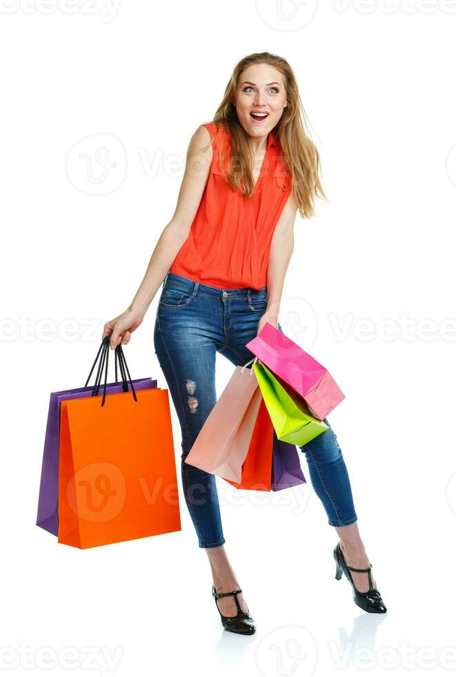 feliz adorável mulher com compras bolsas sobre branco foto