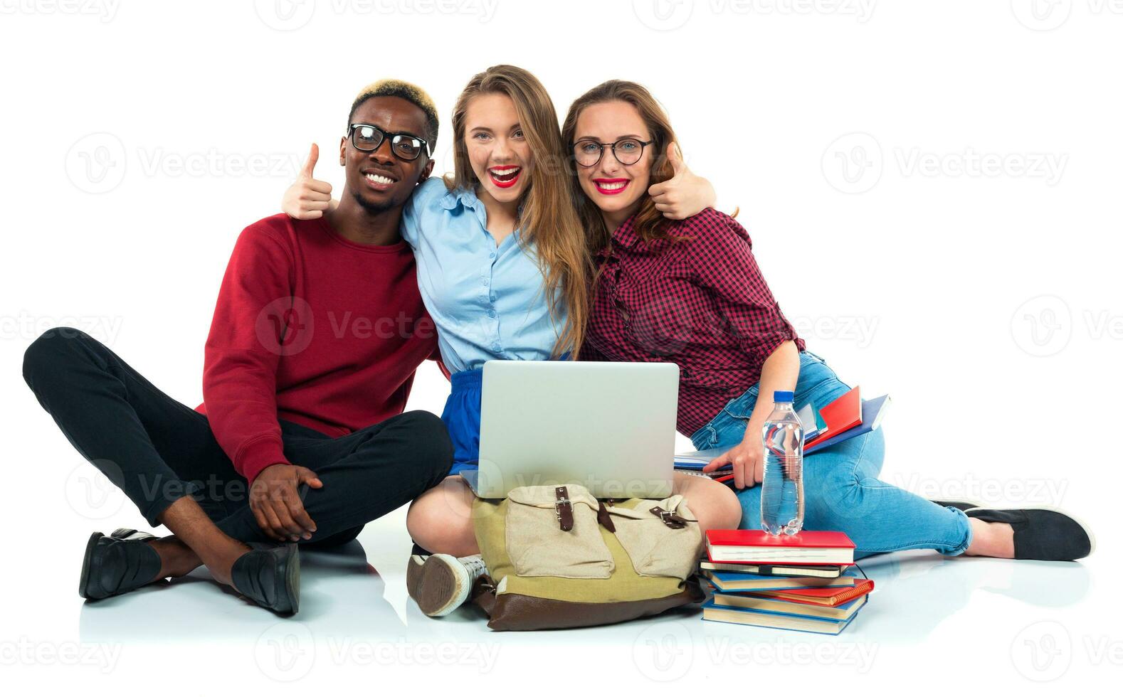 três alunos sentado com livros, computador portátil e bolsas isolado em branco fundo foto