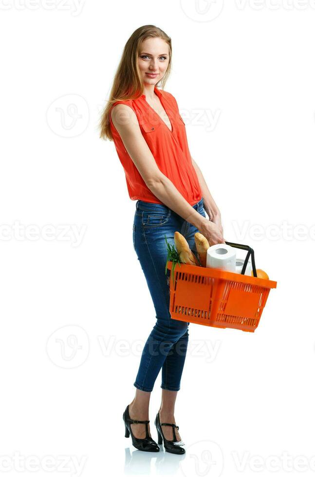 jovem caucasiano mulher com sortido mercearia produtos dentro compras cesta isolado em branco foto