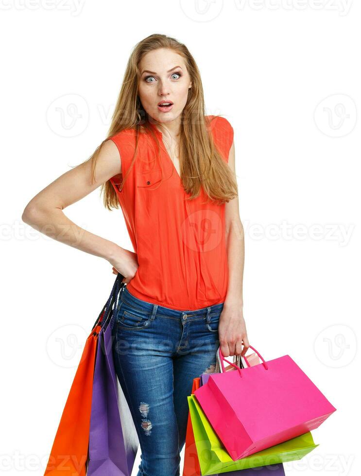 feliz adorável mulher com compras bolsas sobre branco foto