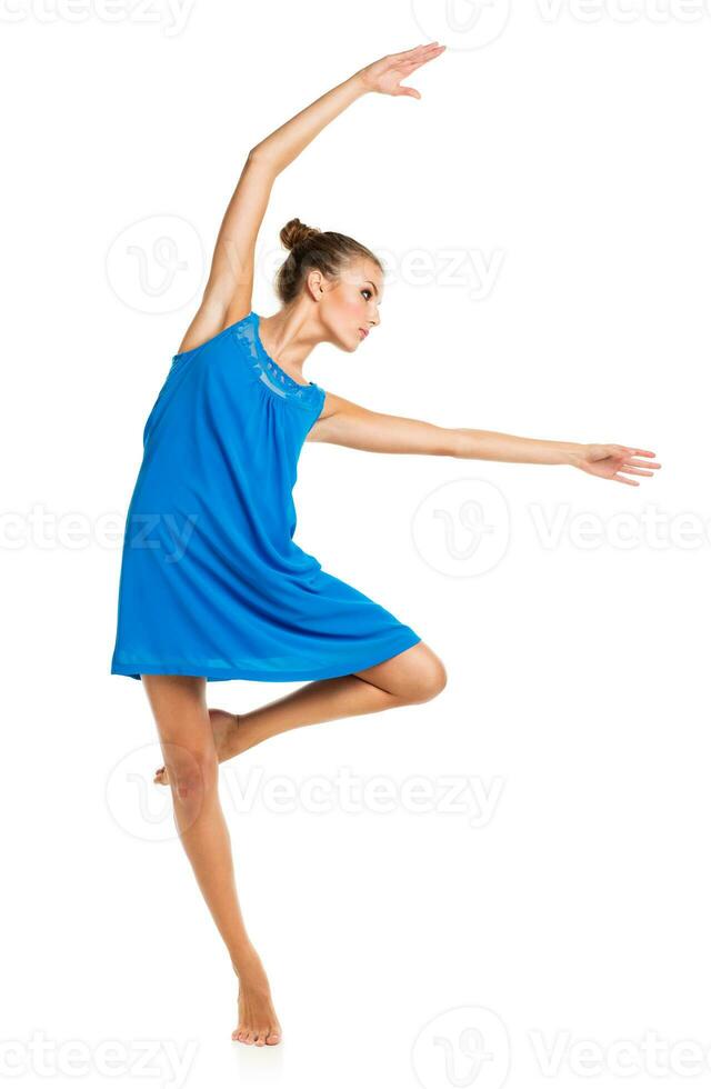 jovem menina dançando dentro uma azul vestir foto