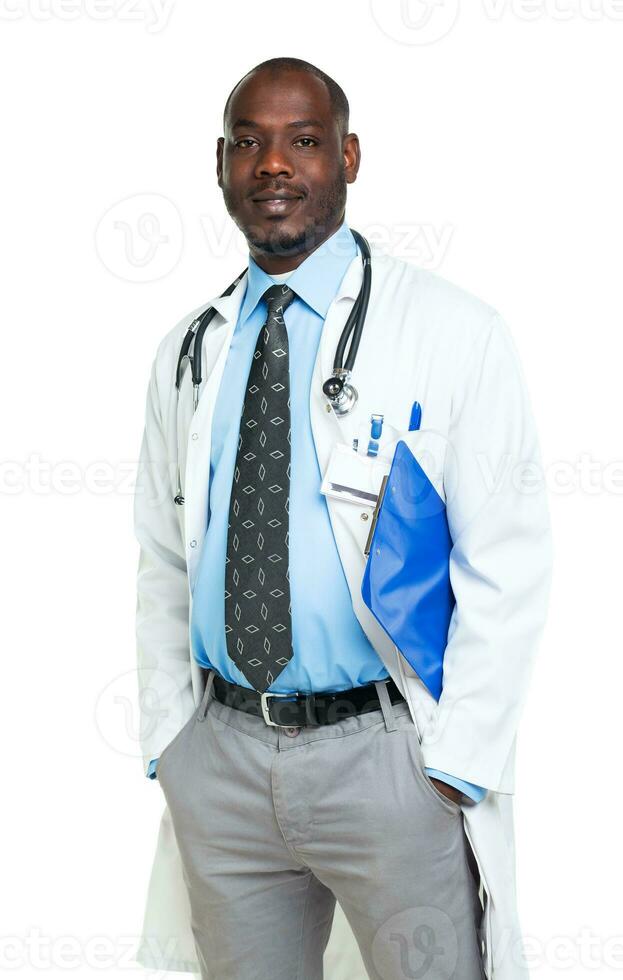 retrato do uma sorridente masculino médico segurando uma bloco de anotações em branco foto