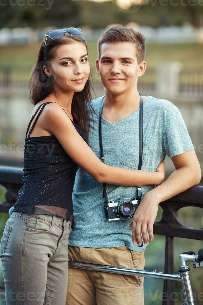 feliz casal - homem e mulher com bicicleta dentro a parque ao ar livre foto