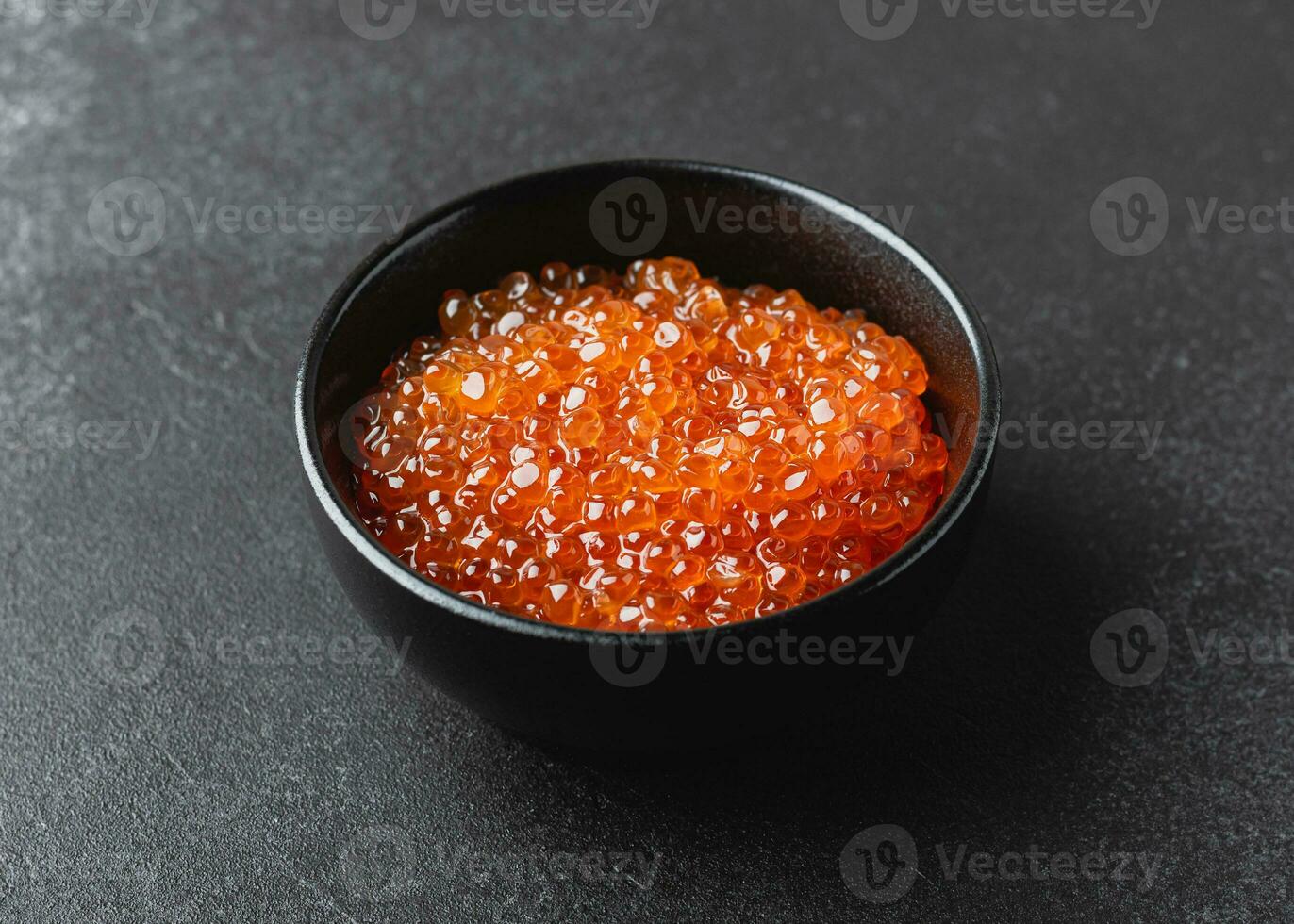 caviar de salmão em uma tigela foto