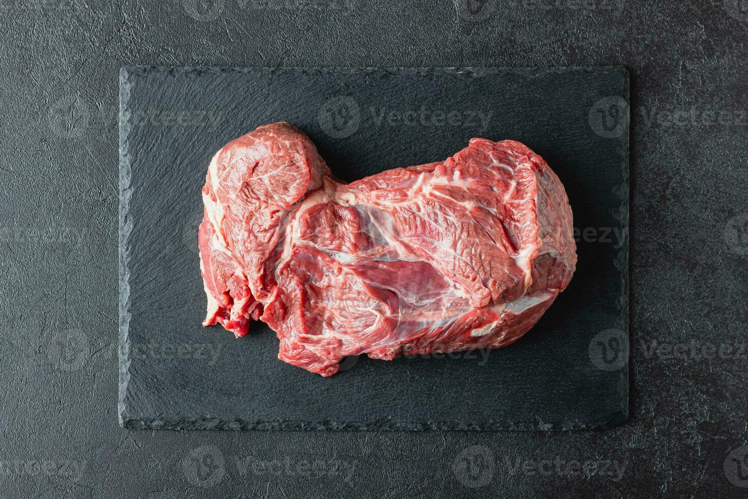 cru carne carne em uma Preto servindo prato foto