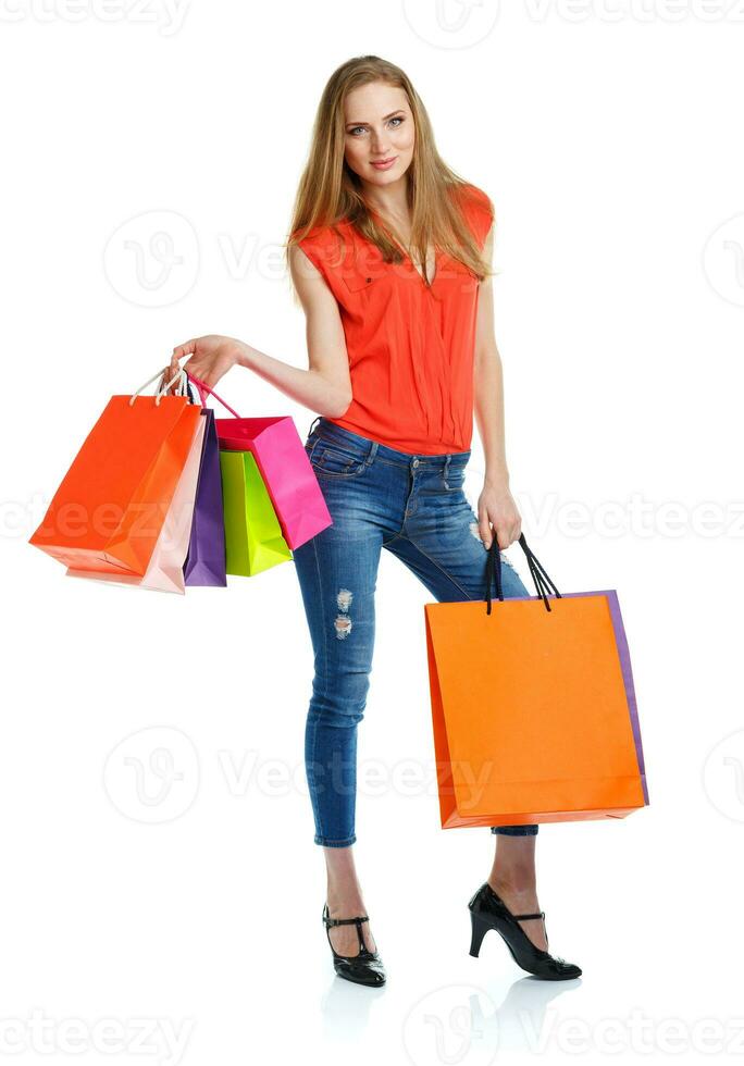 feliz adorável mulher com compras bolsas sobre branco foto