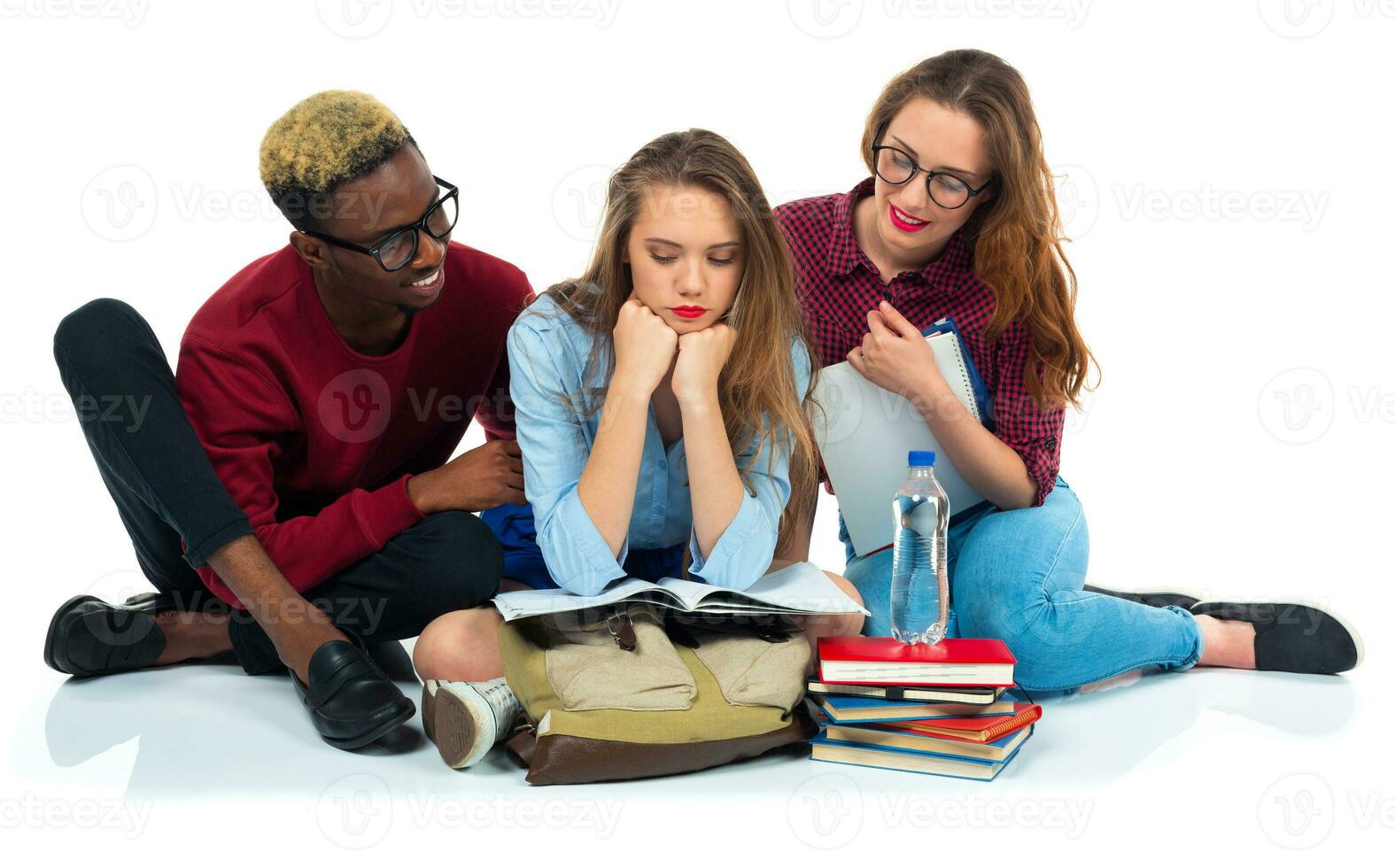 três alunos sentado com livros, computador portátil e bolsas isolado em branco fundo foto