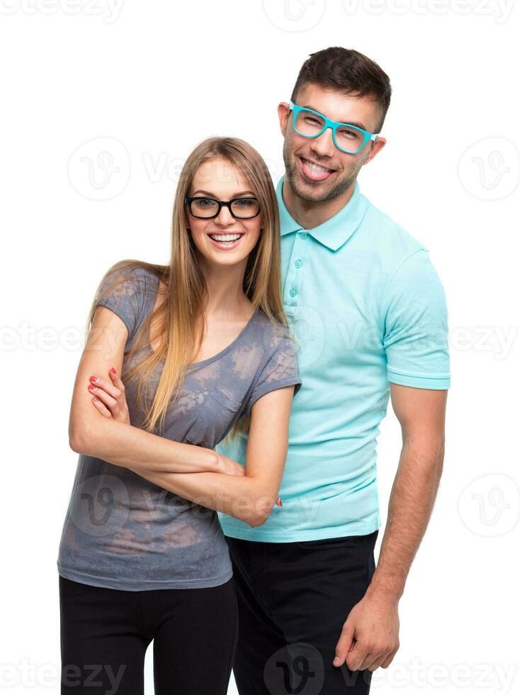 lindo jovem feliz casal, homem e mulher olhando às Câmera, isolado sobre branco fundo foto