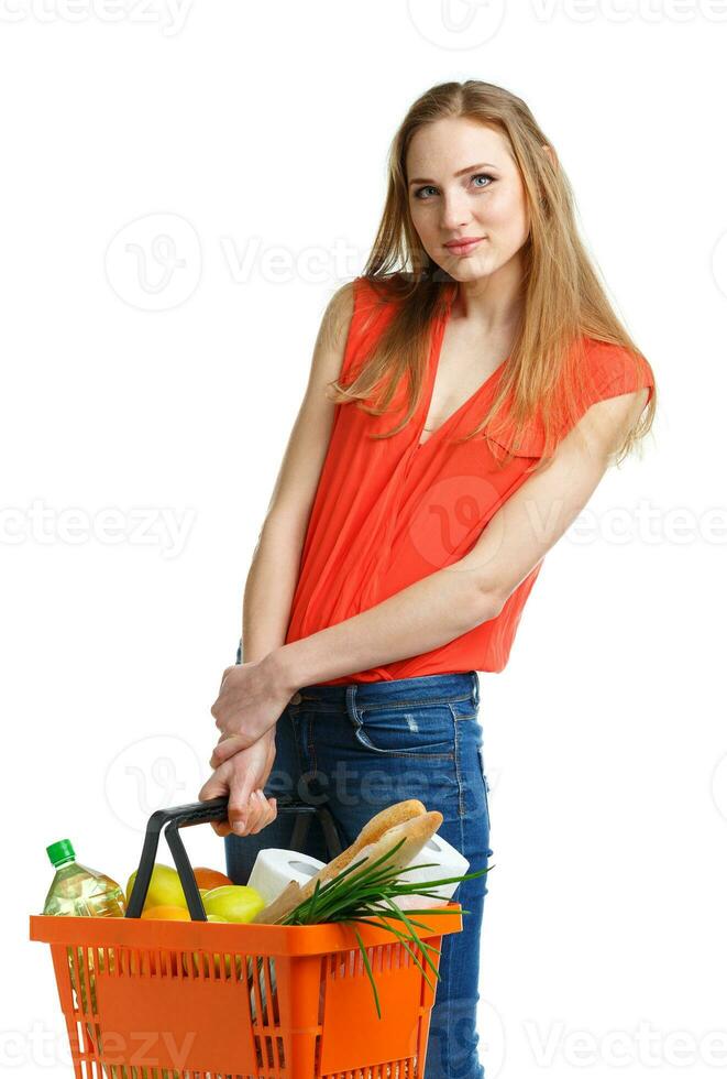 feliz mulher segurando uma cesta cheio do saudável Comida. compras foto