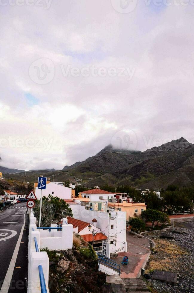 uma cidade dentro a montanhas foto