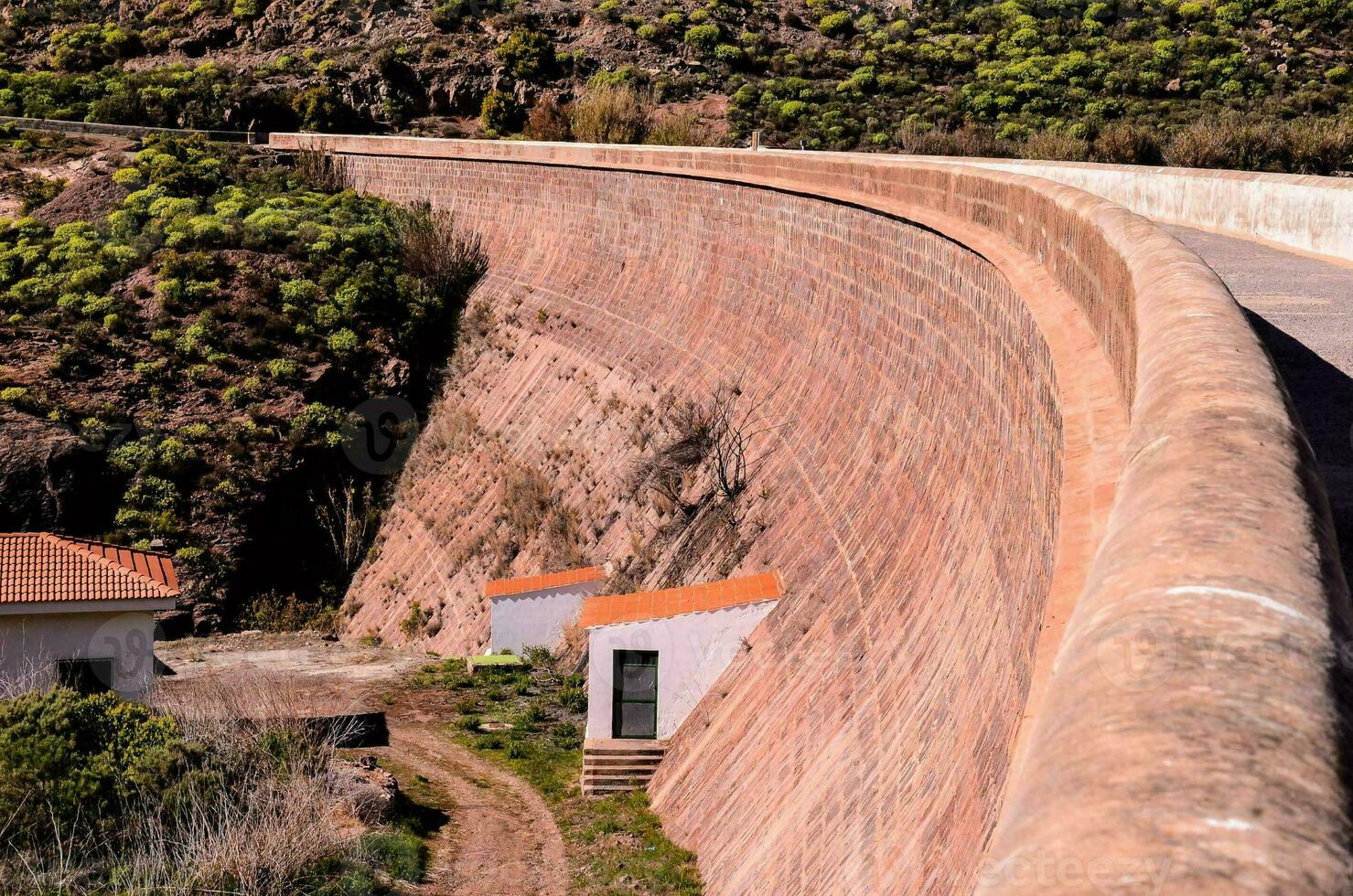 barragem dentro a montanhas foto