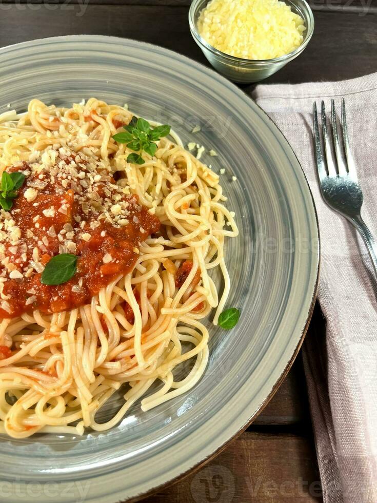 macarrão espaguete à bolonhesa com molho de tomate e carne foto