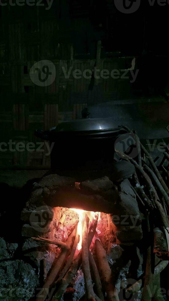 tradicional rural fogão para cozinhando usando lenha foto