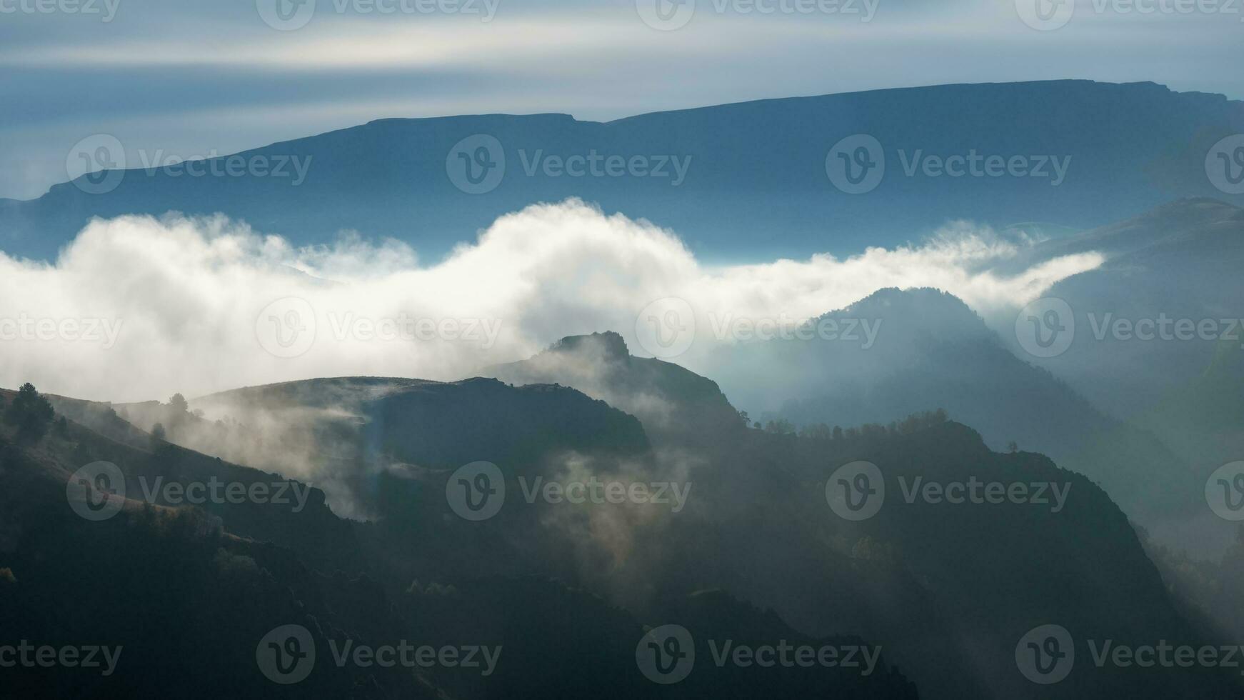 Maravilhoso cenário com ótimo Cáucaso pedras e montanhas dentro de foto