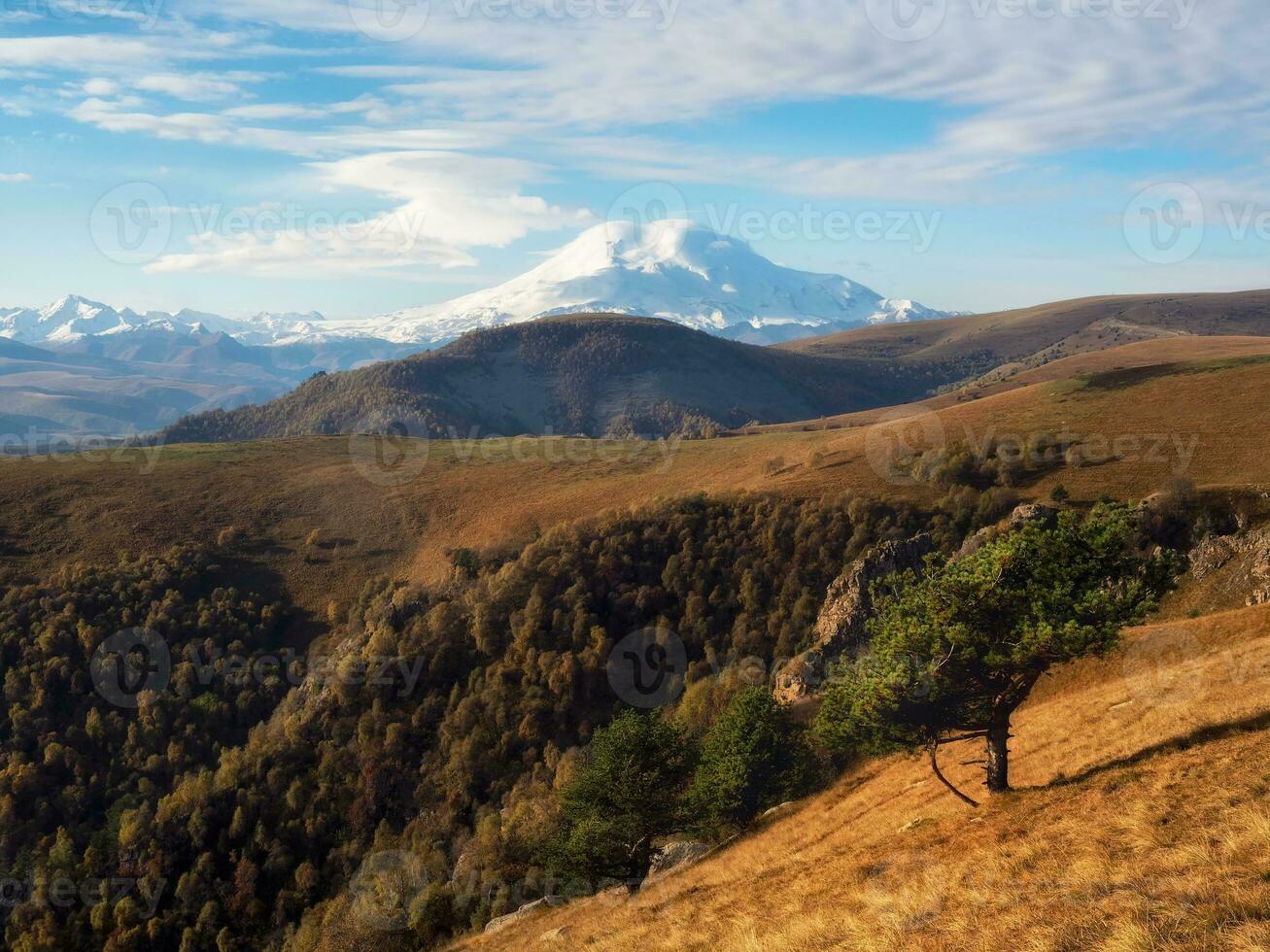 outono montanha platô, pitoresco manhã ensolarado visualizar. Visão do foto