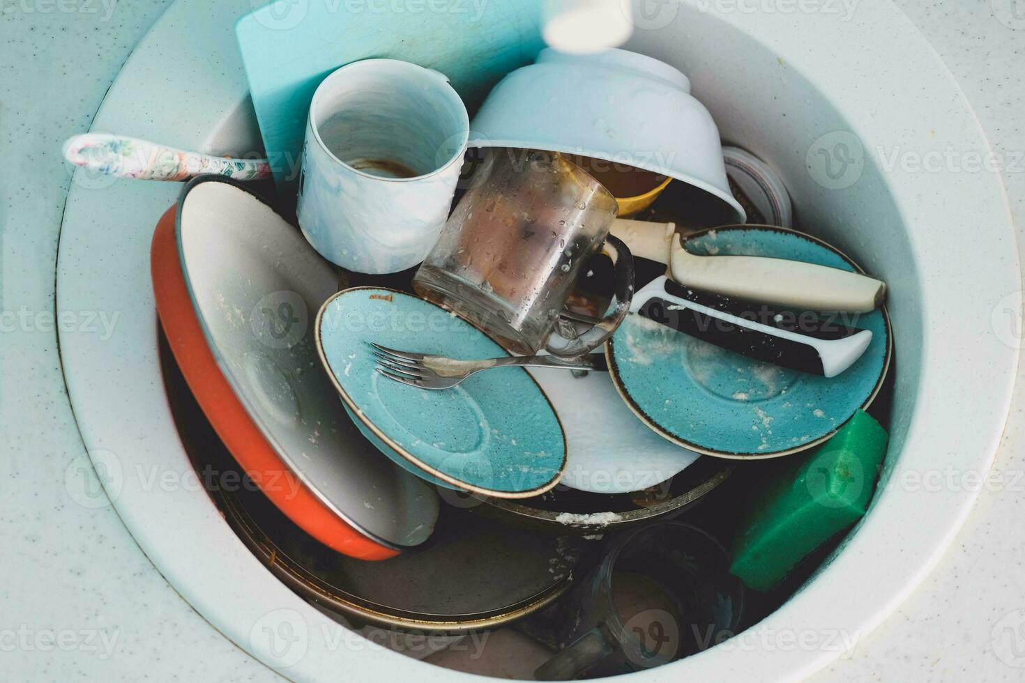 Pia com uma pilha do sujo pratos. completo lavando do louça, talheres. anti-higiênico condições. foto