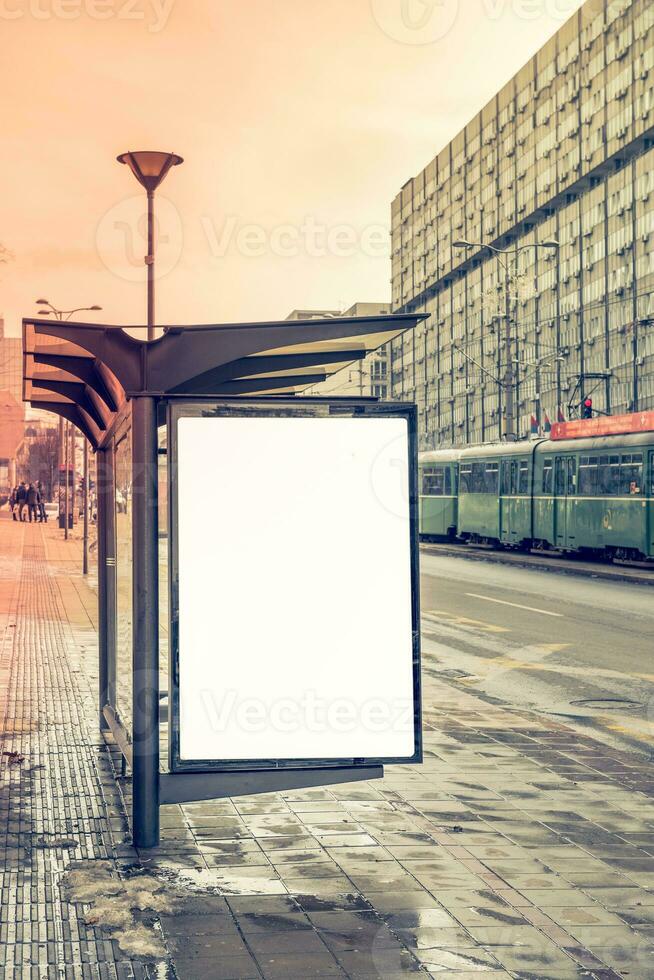 em branco Painel publicitário dentro a cidade foto