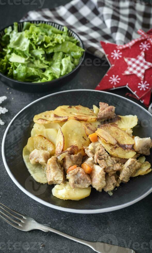 frango carne com batatas foto