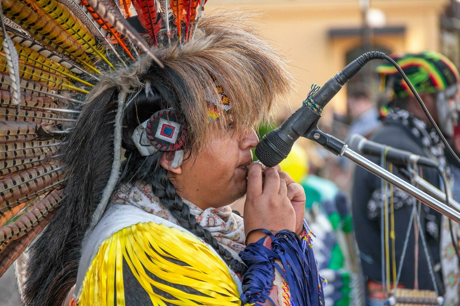 grodno, bielorrússia - setembro 17 2016 nativo americano tribal grupo tocam música e canta em a rua para turistas e habitantes da cidade foto