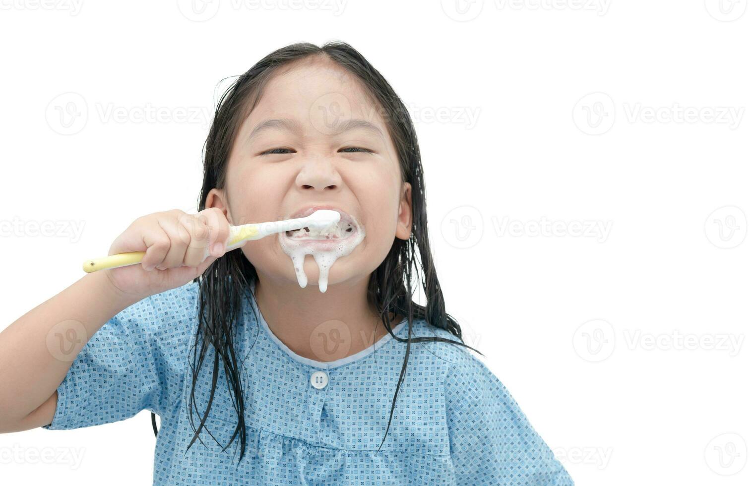 fofa menina escovar dentes dentro manhã isolado foto