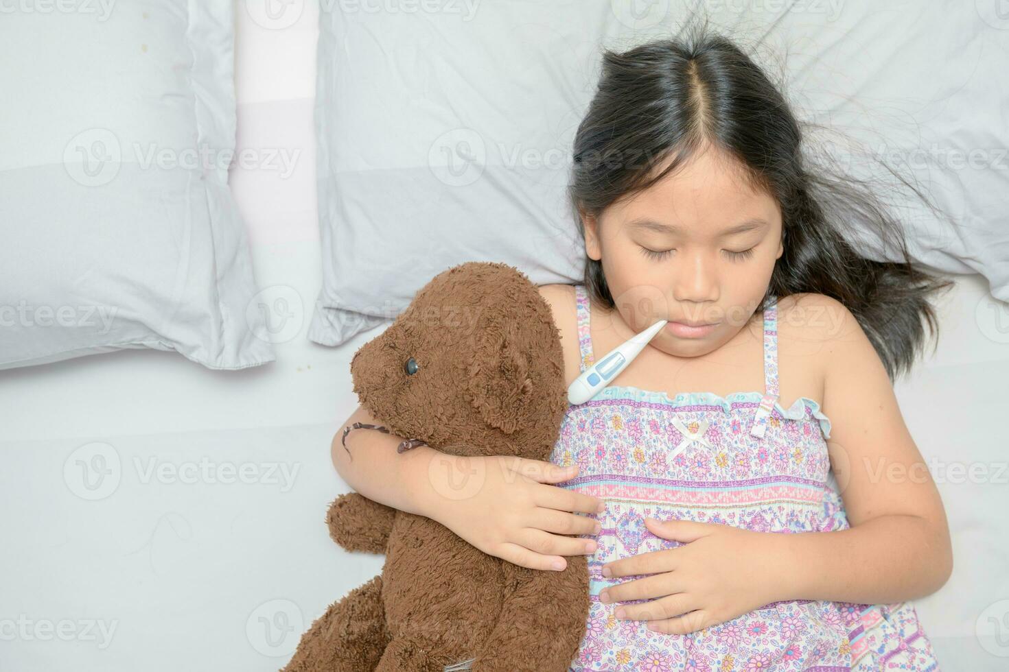 doente criança com Alto febre deitado dentro cama foto
