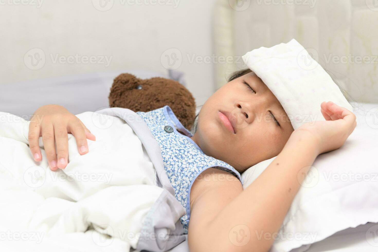 doente criança com Alto febre deitado dentro cama. foto