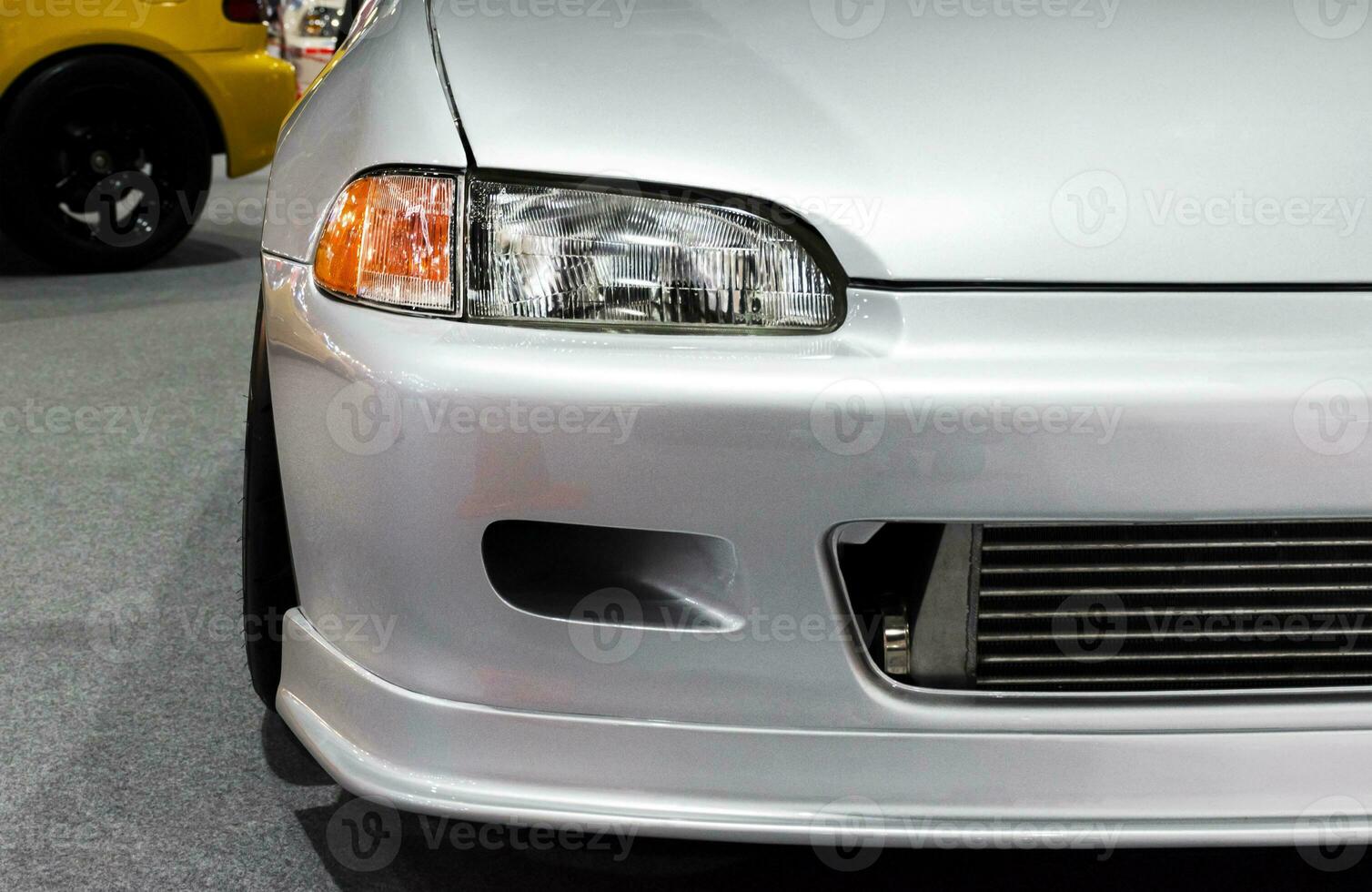 frente Visão lanterna de cabeça cinzento carro foto